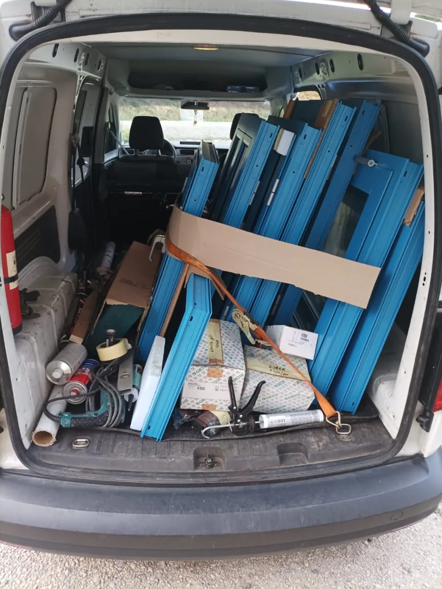 Plavo plastificirani aluminijski profili spremni za prijevoz