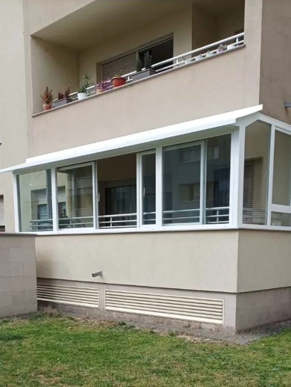 Zastakljena terasa na stambenoj zgradi, bijeli aluminijski profili
